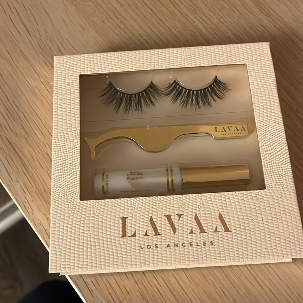 Unlock Your Glamour: Introducing Lavaa Los Angeles Eyelash Sets!